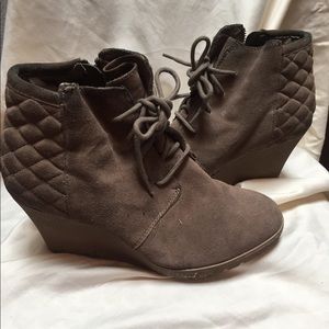 Wedge ankle bootie with grip